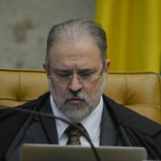 Celulares apreendidos mostram troca de mensagens entre Aras e empresários bolsonaristas