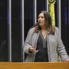 CCJ da Câmara aprova PEC que estabelece piso salarial para enfermagem