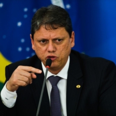Juíza manda Tarcísio de Freitas retirar trechos de vídeo por campanha antecipada