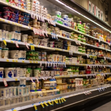 Idosa deve receber indenização após cair em poça de iogurte em supermercado