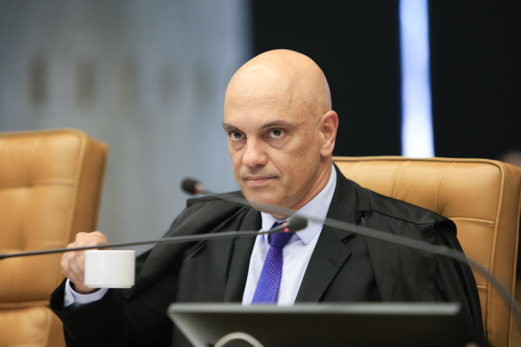 Perfis nas redes apoiam decisão de Moraes, que aprovou a delação