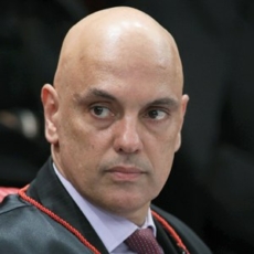 Moraes dá 24 horas para Bolsonaro provar suposta fraude em inserções de rádio