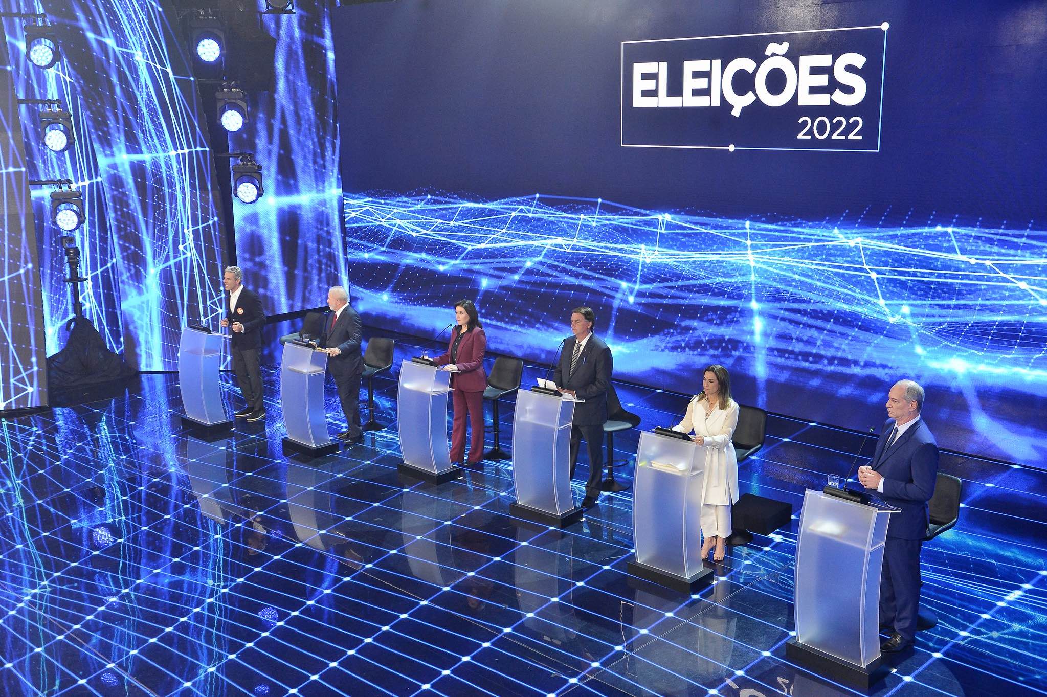 TV impulsiona candidatos de centro e TSE age em defesa das urnas