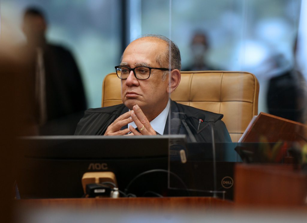 Ministro do STF ouve coro de fora Gilmar durante voo; veja o