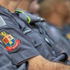 Quais as consequências eleitorais do uso de farda por candidatos policiais?
