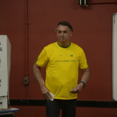 Bolsonaro leva ‘guerra santa’ para o centro do 2º turno