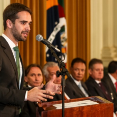 Eduardo Leite derrota Onyx e se reelege governador do RS