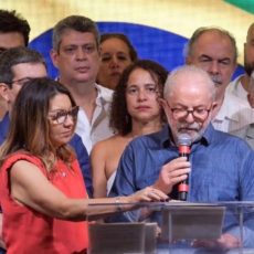 Lula diz que irá governar para 215 milhões e retomar diálogo com Poderes