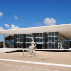 STF decide que é constitucional regra que posiciona membro do MP ao lado do juiz