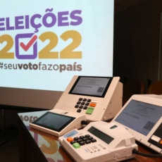 Crença em teorias da conspiração põe na berlinda respeito ao jogo democrático