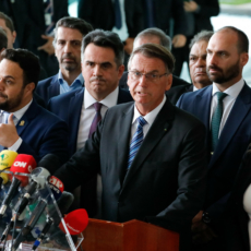 Bolsonaro se apresenta como líder da oposição e entrega transição a políticos