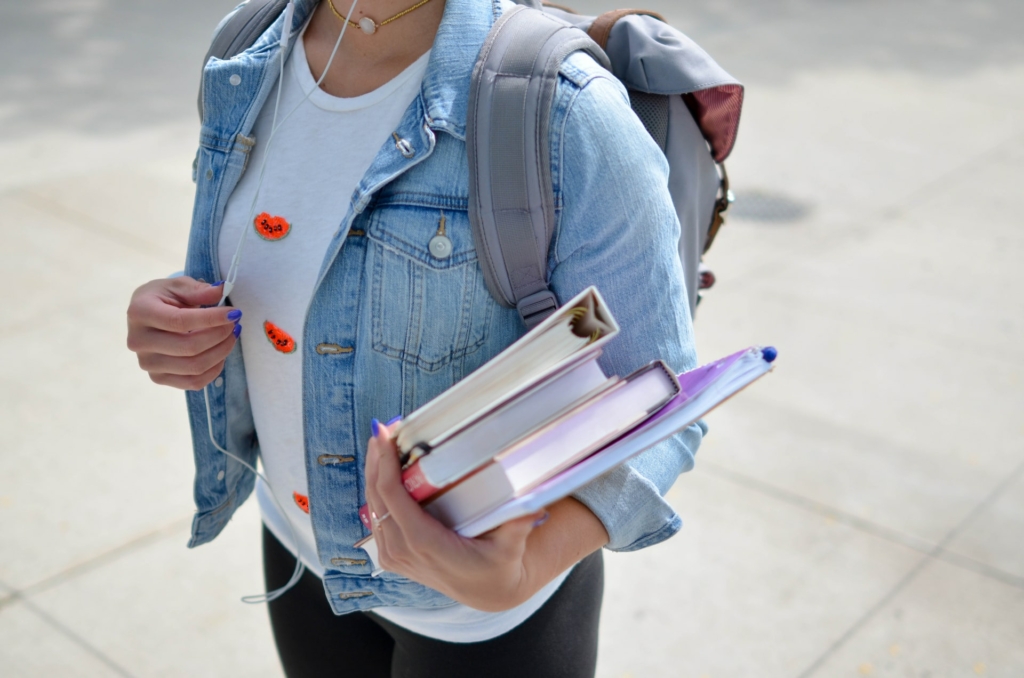 Carf tributação bolsas estudos