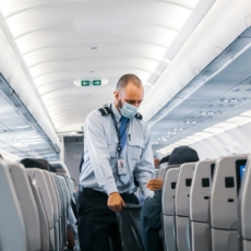 Anvisa pode retomar exigência de uso de máscaras em aviões