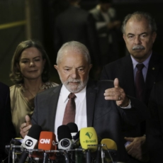Lula promete a aliados agir para aprovar PEC e fechar primeiras indicações ao governo