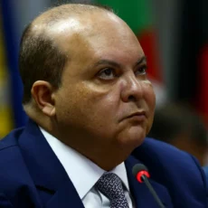 PGR e PF fazem busca e apreensão na residência e em locais de trabalho de Ibaneis