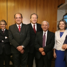 Ministros do STF e autoridades públicas homenageiam Luiz Orlando Carneiro