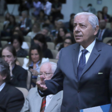 Jornais têm de evitar ser meros órgãos oficiais, afirmou Luiz Orlando Carneiro