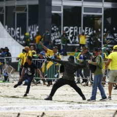 Golpistas invadem Congresso, Planalto e STF
