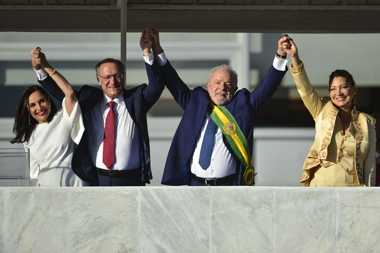 Lula assina termo de posse com caneta dada por apoiador em 1989