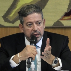 Lira faz cálculo político ao transformar Haddad em negociador da pauta do governo