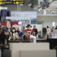 Uso de máscaras em voos e aeroportos deixa de ser obrigatório