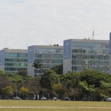 Servidores federais acertam reajuste de 9% e começam a trabalhar na proposta para 2024