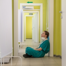 Juíza invalida ajuste sobre escala de 12×36 e condena hospital a pagar horas extras