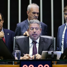 Lira barra comissão para PL das Fake News e diz que vai votar urgência dia 26/4