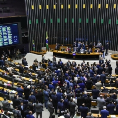 Câmara conclui votação do arcabouço fiscal e mantém texto do relator
