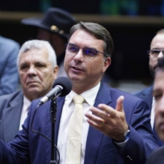 TSE multa Flávio Bolsonaro, Zambeli e Gabrilli por associar Lula a morte de Celso Daniel