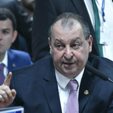 Aziz acolhe emenda que exclui gastos de Ciência e Tecnologia do limite de despesas