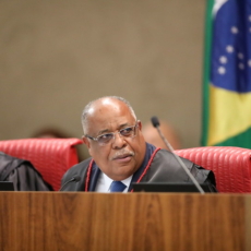 Relator vota para tornar Bolsonaro inelegível, mas salva Braga Netto
