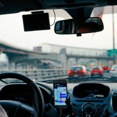 Motorista de Uber que interrompeu corrida com criança que vomitou será indenizado