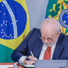 Lula assina novo decreto de armas que limita acesso e reverte medidas de Bolsonaro