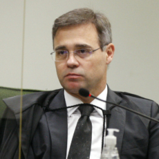 Mendonça suspende lei de Goiás que autorizava salários de servidores acima do teto