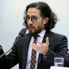 Juíza manda Twitter derrubar publicação de Jean Wyllys contra Eduardo Leite