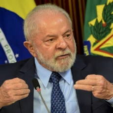 Lula diz que Desenrola Brasil pode ‘salvar 72% da população que está endividada’