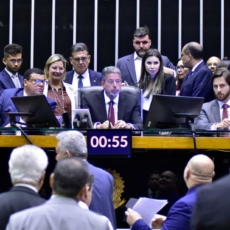 Câmara aprova texto principal do arcabouço fiscal e enterra teto de gastos