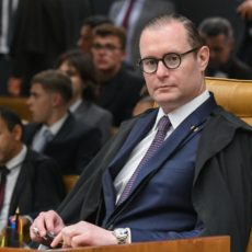 Zanin contraria tendência no STF e mantém decisões trabalhistas que reconheceram vínculo