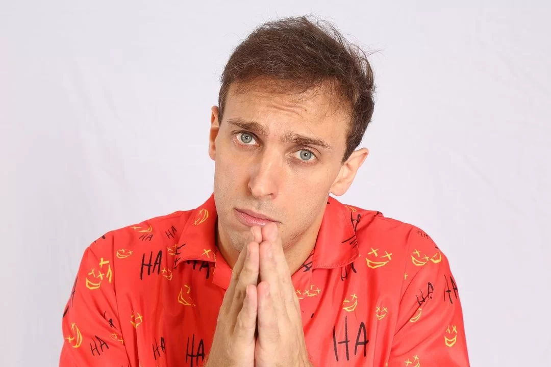 Justiça reverte condenação de Leo Lins, e humorista celebra absolvição em frente ao TRF-3