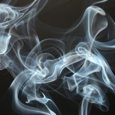 Mais de 2 milhões de pessoas fumam cigarros eletrônicos, hoje irregulares, no Brasil
