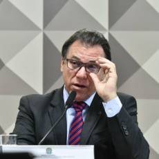 Em tom elevado, Marinho diz que não foi procurado para discutir abono e seguro-desemprego