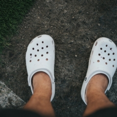 Carf: Crocs perde processo sobre classificação de calçados importados da China