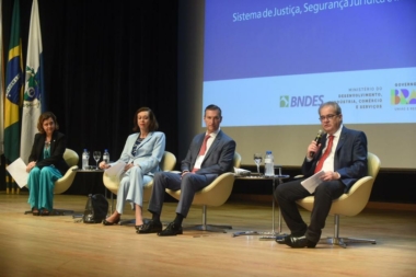 Segurança jurídica exige estabilidade nos Três Poderes, diz ministra do STJ