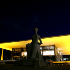 Barroso libera julgamento, e STF voltará a discutir regras do foro privilegiado em 12/4