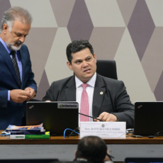 CCJ do Senado adia votação da PEC dos quinquênios