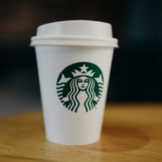 Com dívidas de R$ 1,8 bi, controladora do Starbucks no Brasil pede recuperação judicial