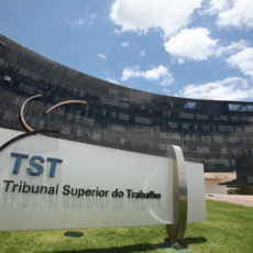 TST condena loja a indenizar funcionário que foi chamado de burro por supervisor