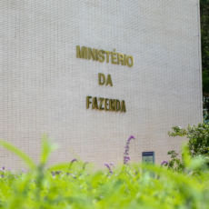 Fazenda revisa para cima sua projeção de crescimento e inflação em 2025