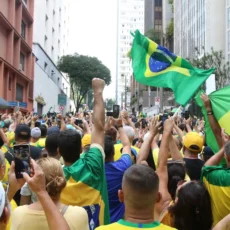 Como conviver num mundo onde tudo é política